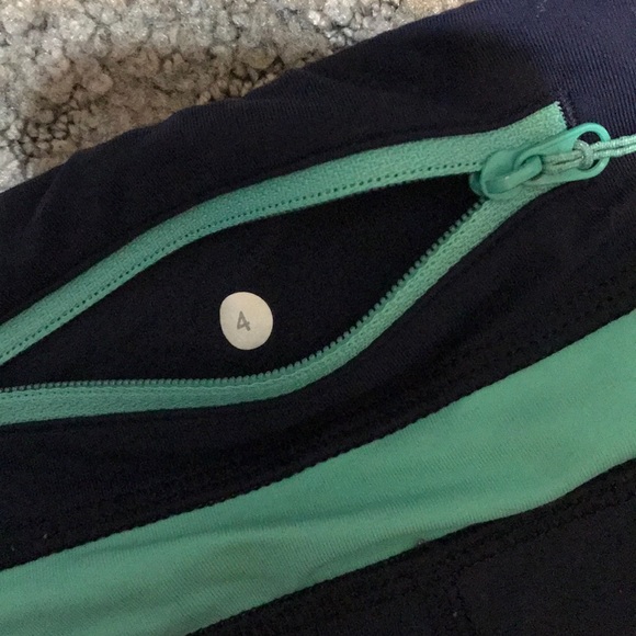 Lululemon size 4 3/4 cropped yoga pants! - Picture 3 of 4